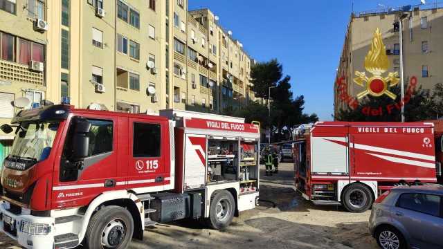 Incendio in un palazzo a Cagliari: bambino in codice rosso e 17 famiglie evacuate