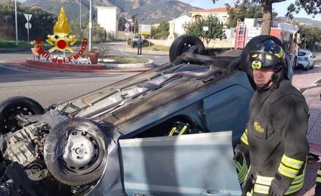 Si ribalta con l'auto alle porte di Capoterra: ottantaquattrenne in ospedale 