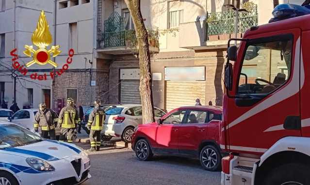 Due auto si scontrano e finiscono sul marciapiede: l'incidente stradale a Sassari