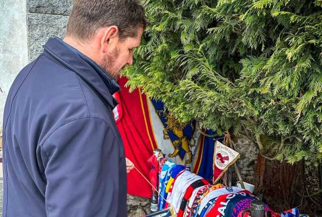 Nicola Riva e una delegazione del Cagliari onorano il Grande Torino