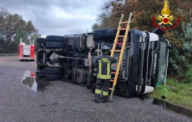 Camion si ribalta su un lato lungo la statale 131: paura ad Arborea 