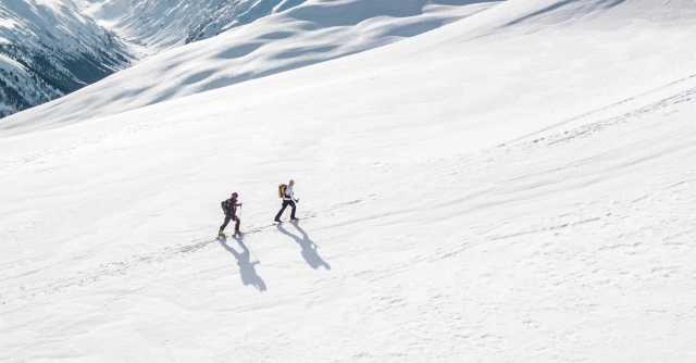 Lasciano sola per due ore la figlia di 6 anni per andare a sciare sulle piste di Monte Elmo