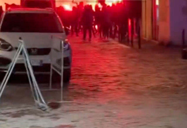 Scontri fra tifosi a Roma: supporter spagnoli aggrediti dai laziali, tre accoltellati 