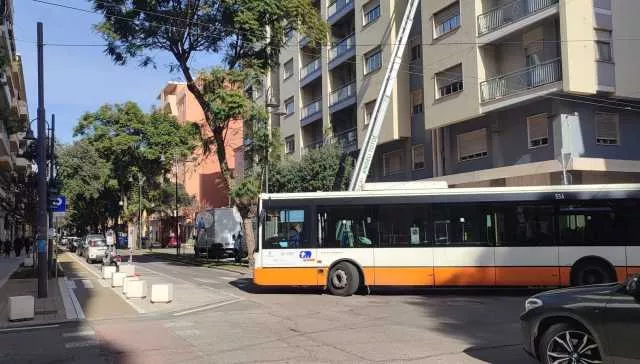 Cagliari, lavori in via Dante: il bus Ctm bloccato nella corsia 