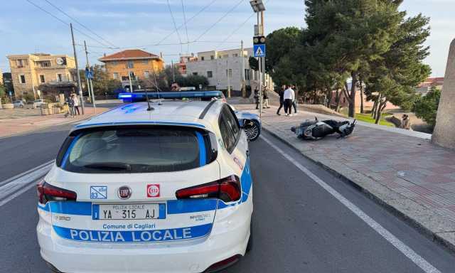 Cagliari, in scooter non si fermano all'alt e scappano dalla polizia locale: arrestati due 18enni