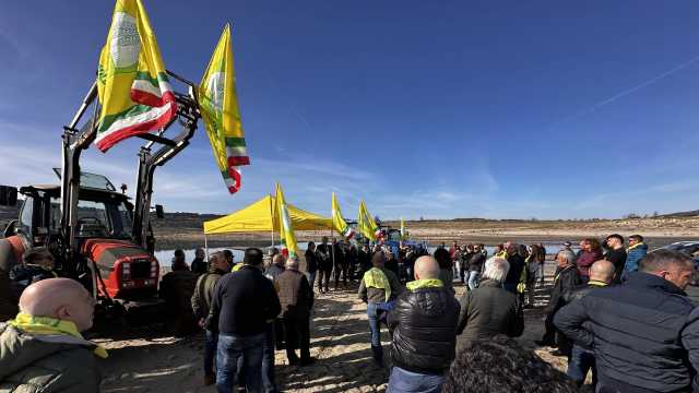 Emergenza idrica in Sardegna: trattori e agricoltori in protesta di fronte al bacino del Cuga