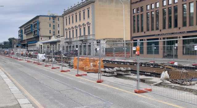 Metro a Cagliari, spuntano i binari nel cantiere di viale Diaz: “A giugno lavori finiti”