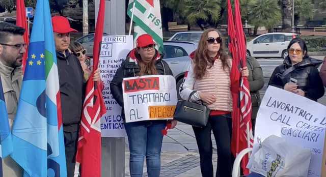 Cagliari, lavoratori del Call Center One in protesta: 