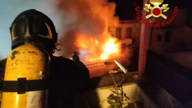 Alghero, scoppia un incendio in un condominio: vigili del fuoco in azione fino al mattino