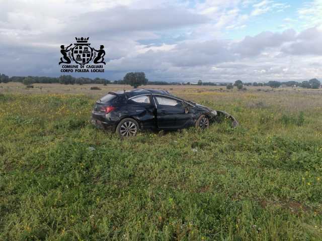 Incidente sulla 195 a Sa Illetta: esce di strada con l'auto e si ribalta, 62enne in prognosi riservata