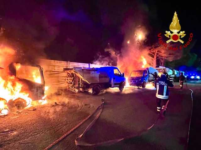 Notte di fuoco da Orgosolo a Iglesias, nel mirino 15 camion dei rifiuti: 