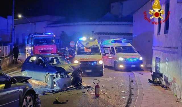 Violento scontro fra due auto ad Abbasanta: feriti estratti dalle lamiere