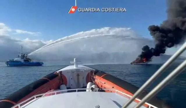 Barca prende fuoco al largo di Sarroch: i passeggeri a bordo si buttano in mare per salvarsi