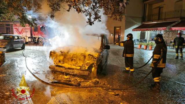 Bitti, due auto distrutte da un rogo in piazza Asproni