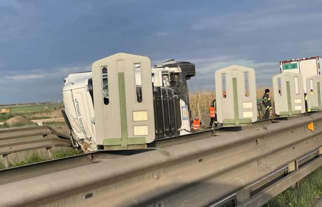 Tir ribaltato, caos traffico sulla 131 verso Cagliari: strada bloccata