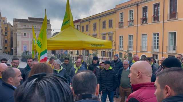 Emergenza siccità, la protesta a Cagliari: 