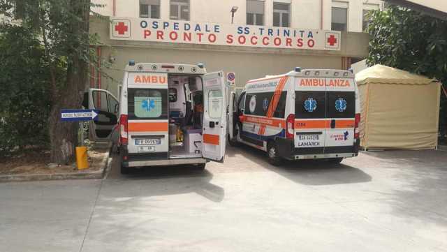 Paura in ospedale a Is Mirrionis, detenuto aggredisce i poliziotti al Pronto soccorso