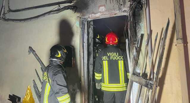 Paura a Giave, incendio in una palazzina: crolla il tetto, uomo in ospedale