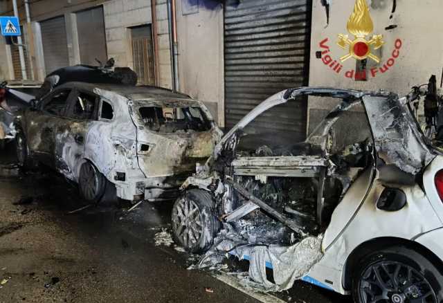 Quartu, tre auto incendiate e distrutte in via Fiume: indagini in corso