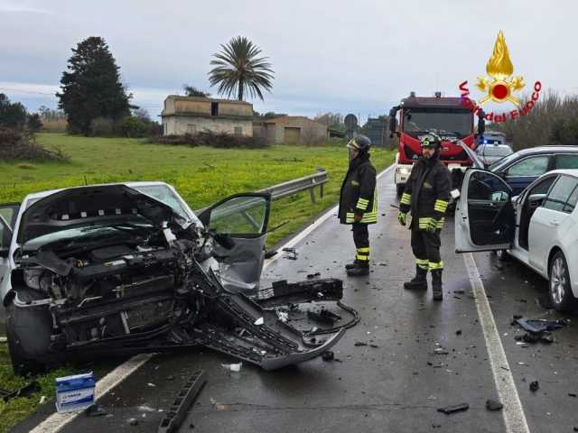 Incidente a San Nicolò D'Arcidano: tre auto coinvolte, due feriti