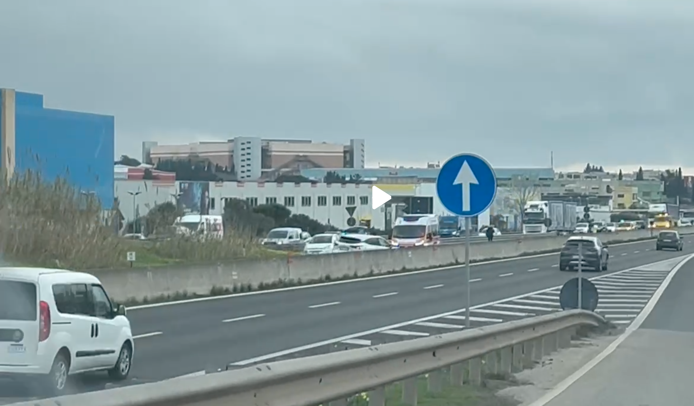 Sestu, incidente sulla 131 in direzione Sassari: traffico bloccato, ambulanza sul posto