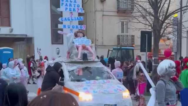 Un'ambulanza e una donna partoriente sul tettuccio: il punto nascita (chiuso) di Lanusei diventa un carro di carnevale