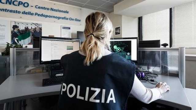 Scambiavano video di pornografia minorile in chat: un sardo tra gli arrestati nella vasta operazione della polizia