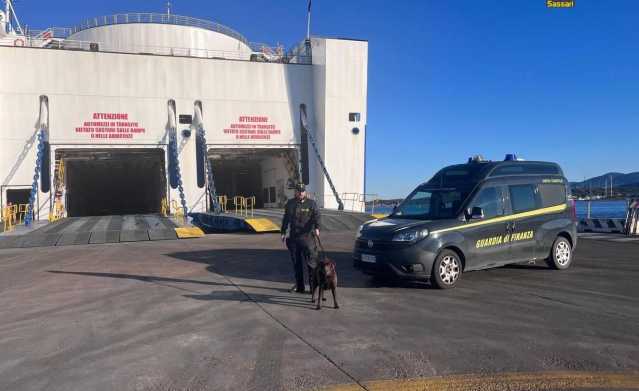 Ingerisce 10 ovuli di cocaina: nigeriano scoperto all'arrivo al porto di Olbia 