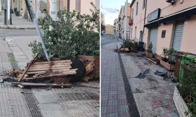 Cagliari, perde il controllo dell'auto: finisce contro un palo, danneggia le fioriere del ristorante e scappa