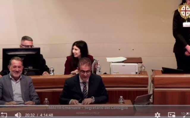 Consigliere in Aula legge male 