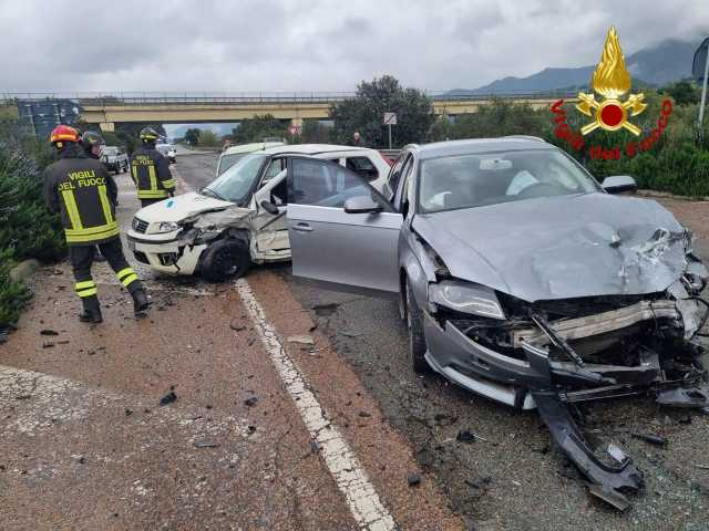 Scontro sulla vecchia 125: tre auto coinvolte, feriti portati in ospedale