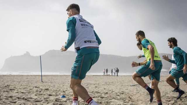 Il Cagliari si allena in spiaggia al Poetto: 