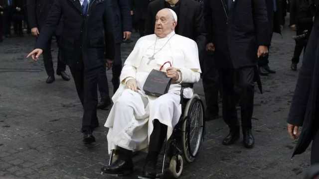 Papa Francesco migliora ancora, ma per ora rimane in ospedale 