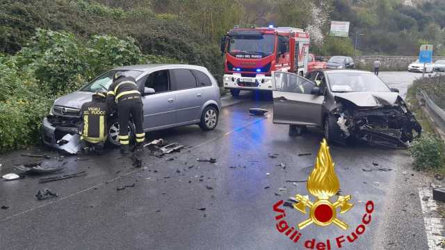 Macchia di gasolio sull’asfalto, auto sbanda e provoca scontro a Nuoro