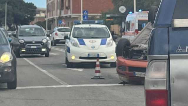 Cagliari, un'auto si ribalta in via Flavio Gioia: sul posto ambulanza e polizia municipale