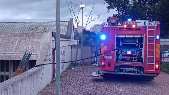 Fiamme in un vecchio asilo: vigili del fuoco intervengono a Sassari