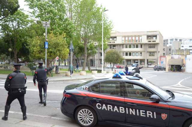 Cagliari, forzano i distributori automatici e rubano i soldi: due uomini bloccati in via Seruci