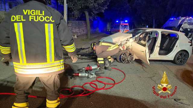 Brutto incidente a Orani, con l'auto si schianta contro un albero: grave un uomo