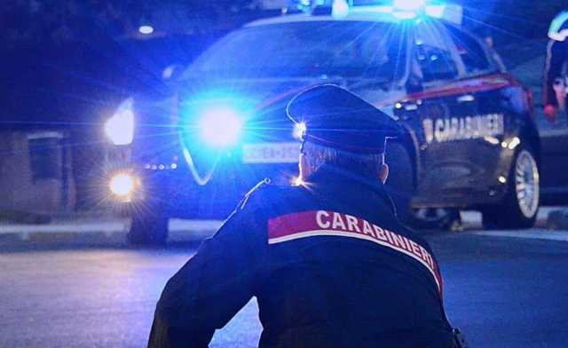 Gonnesa, ubriaco perde il controllo dell'auto e si schianta sulla rotatoria: denunciato