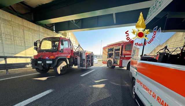 Autobus con decine di bambini a bordo si schianta con un tir: l'incidente sull'A4