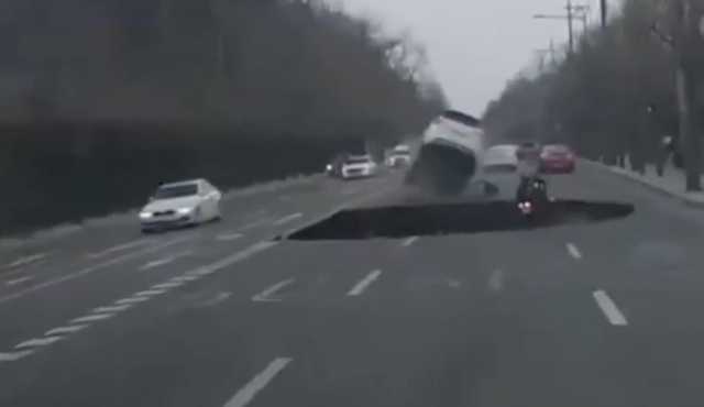 Si apre una gigantesca voragine in mezzo alla strada a Seul: trovato morto il motociclista inghiottito (VIDEO)