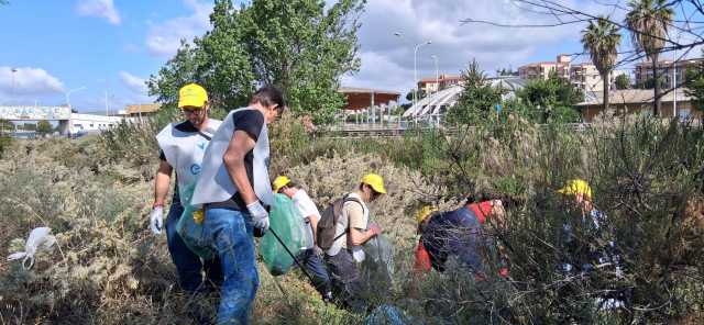 Cagliari, Sant'Elia più pulita grazie ai volontari: oltre una tonellata di rifiuti raccolti