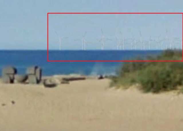 Pale eoliche alte come la Torre Eiffel di fronte alla Costa Verde, il Comune di Arbus: 