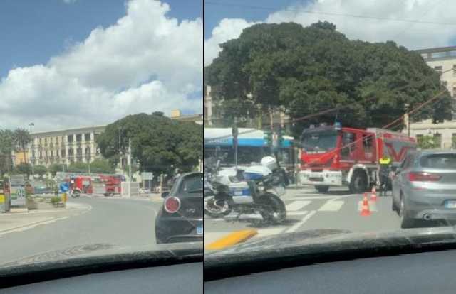 Cagliari, cadono i cavi del filobus in via Roma: traffico in tilt (VIDEO)