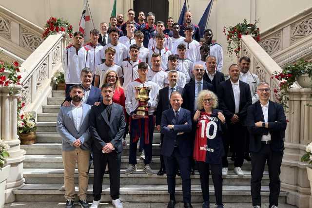 Cagliari Primavera, visita in Municipio con la Coppa Italia vinta dai giovani rossoblù