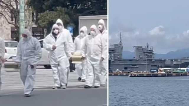Cagliari, screening ai bambini sulla nave da guerra e bare per neonati portate in protesta