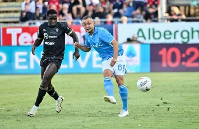 Stanislav Lobotka contro Zito Luvumbo durante Cagliari-Napoli | Foto Luigi Canu 