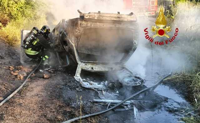 Auto esce di strada, si ribalta e prende fuoco: uomo riesce a salvarsi ad Arzachena