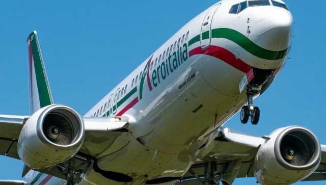 Emergenza sul volo Cagliari-Linate: passeggero rianimato da due medici che si trovavano a bordo