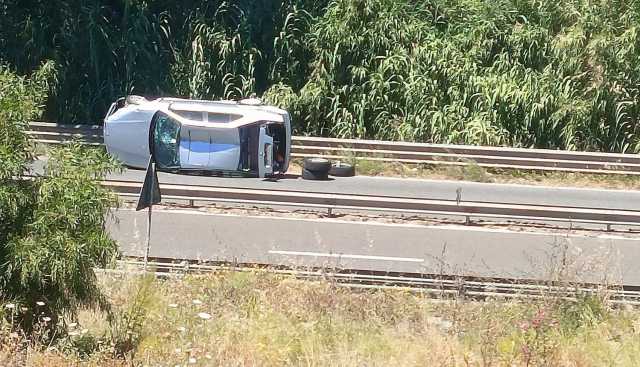 Cagliari, auto si ribalta su un lato sulla 554: traffico in tilt